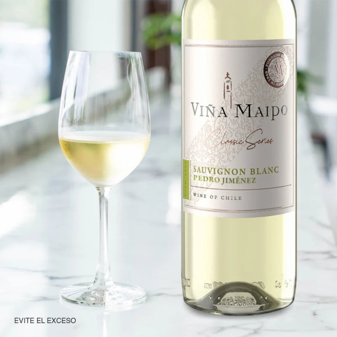 Bottle and glass of Vóa Maipo Sauvignon Blanc on a light surface with blurred background