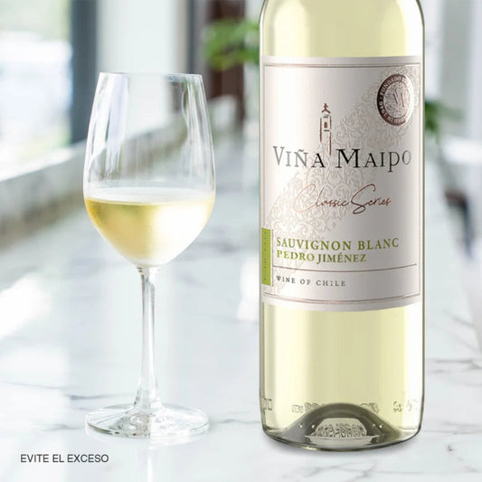 Bottle and glass of Vóa Maipo Sauvignon Blanc on a light surface with blurred background